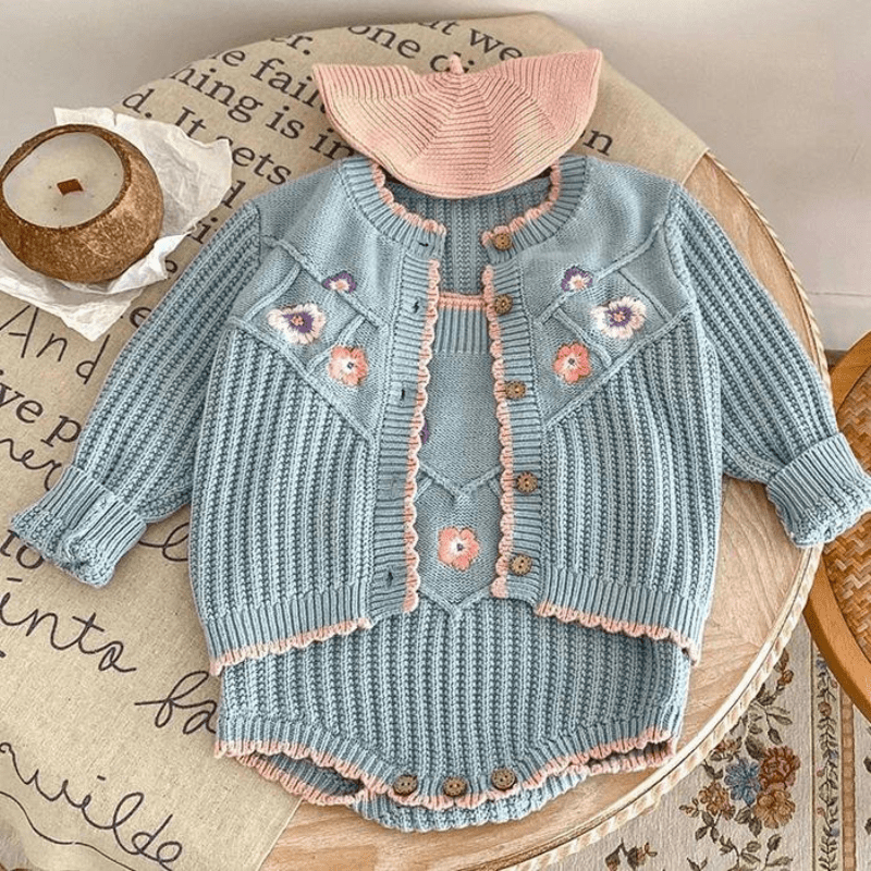 Conjunto para Bebê de Tricot Bordado à Mão - Azul Florido